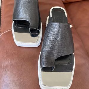 DKNY new woman sandals